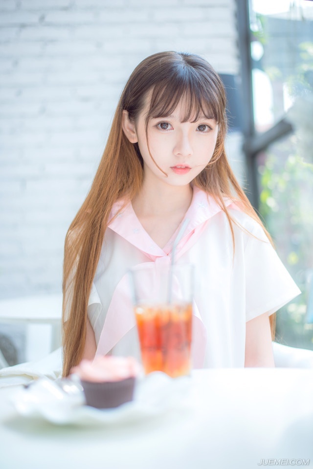 “夫君当以国事为重，妾身怎敢相怪？夫君且先休息，妾身先告退了。”美妇微笑着摇头道。
