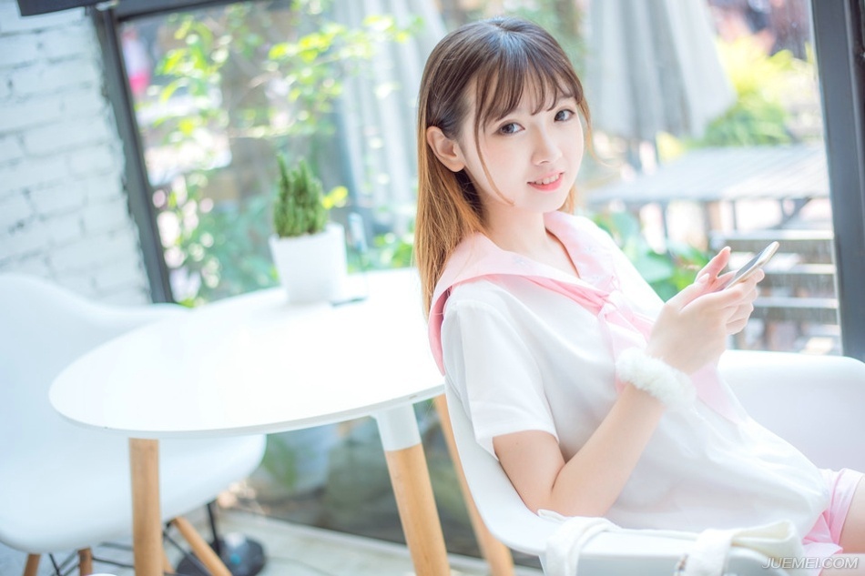 “让他们疯够了就给我滚回去，我们先回城！”没有再看那些兴奋的西域兵，就像没见过世面的土包子一样，连那些破铜烂铁都要抢。